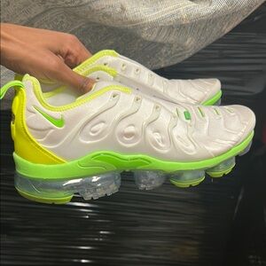 Nike Vapormax Men’s White and Lime Green Sneakers